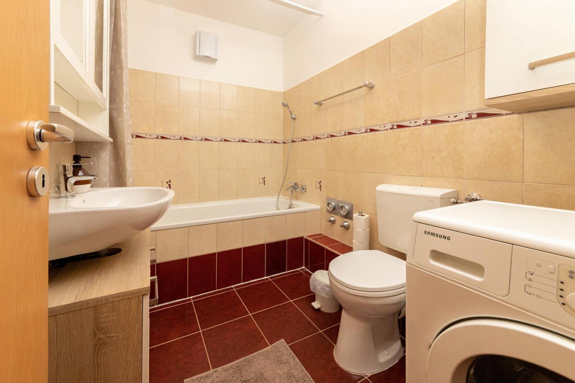 Center Budget Apartment Inside Free Parking Self Check-In Free Streaming Ac Balcony Budapest Exterior photo